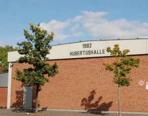 Ansicht der Hubertushalle vom Bolzplatz